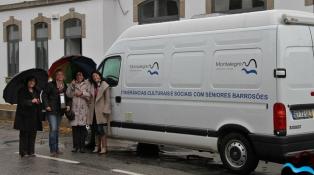 Equipa e carrinha do projecto «Itinerâncias Culturais e Sociais com os Seniores Barrosões»