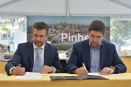 Assinatura do protocolo de Adesão da Biblioteca Municipal de Pinhel à RNBP. Rui Ventura (CMP) e Luís Santos (DGLAB)